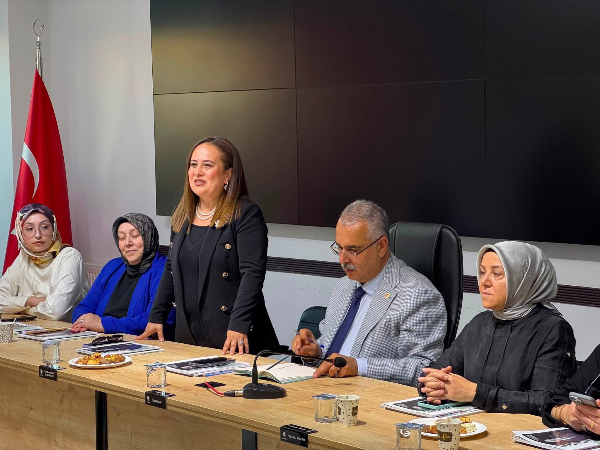 MİLLETVEKİLİ AHLATCI: “KADIN KOLLARIMIZ DAVAMIZIN EN BÜYÜK GURUR KAYNAĞIDIR”